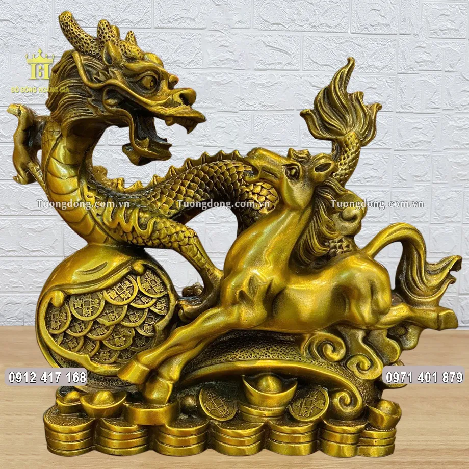 Hình ảnh Long Mã song hành được chạm khắc sắc nét